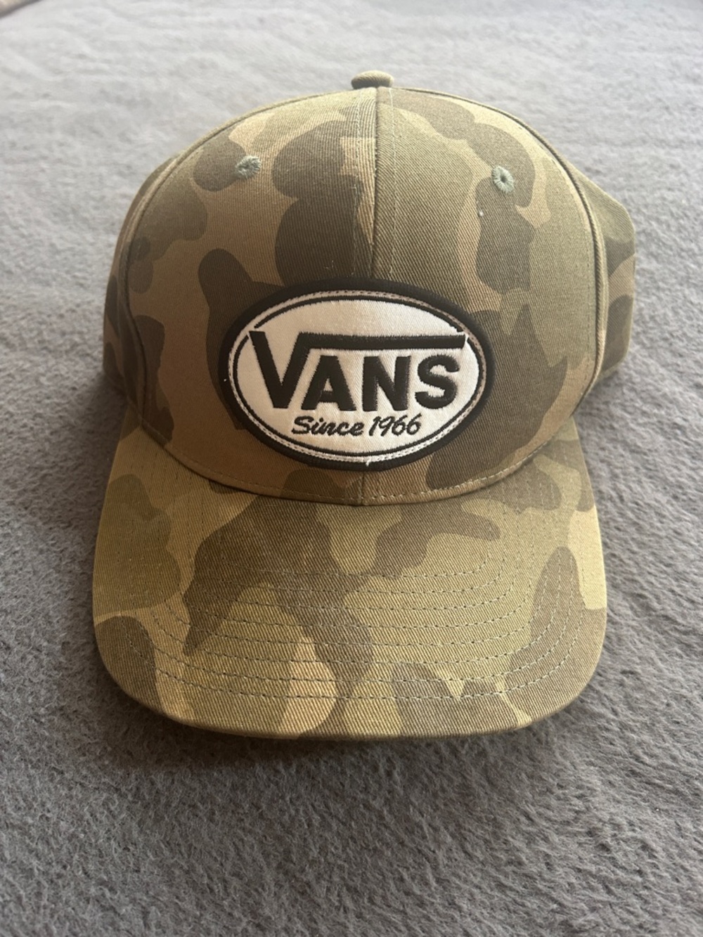 EUC- Men’s SnapBack Vans Camo Hat